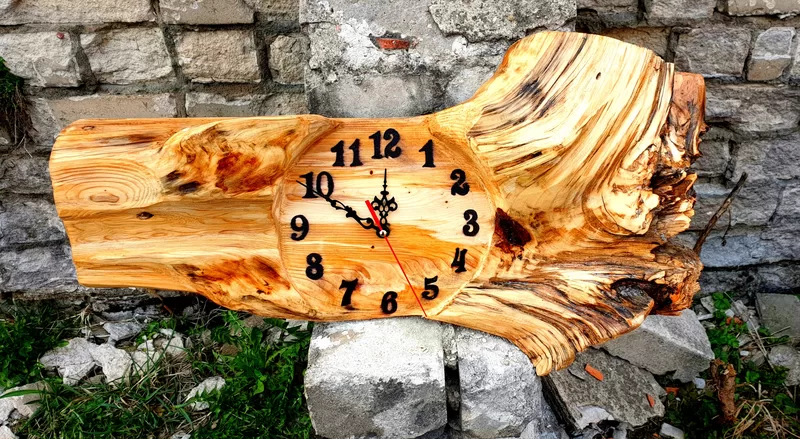 Roku darbs koka sienas pulkstenis no dabīga koka ar izteiksmīgu tekstūru un unikālu formu. Oriģināls interjera priekšmets mājai, pirtij, vasarnīcai vai lauku stilam.