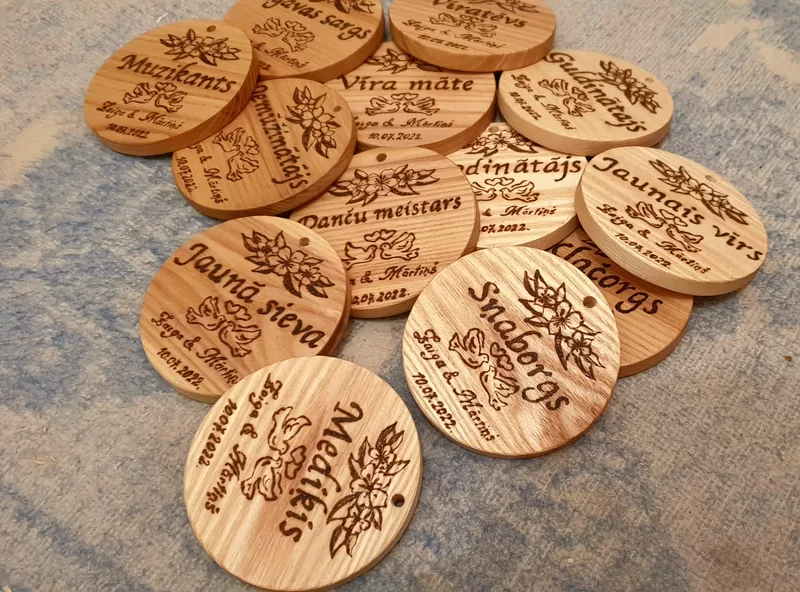 Personalizētas koka kāzu amata medaļas ar gravējumu, vārdiem un datumu. Oriģinālas koka medaļas kāzu viesiem, vedējiem, muzikantiem un citiem svinību dalībniekiem.