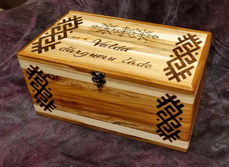 koka kastītes ar gravējumu, kas piemērotas dāvanām, kāzām, jubilejām, kristībām un korporatīvām dāvanām. Koka kastītes var tikt izgatavotas ar vārdiem, datumiem, tekstu vai logo, radot unikālas un paliekošas dāvanas dažādiem dzīves notikumiem.