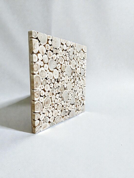 Kadiķa koka dekoratīvais sienas panelis – 47 × 47 cm