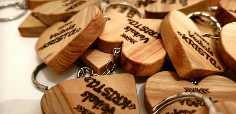 unikālas koka dāvanas, personalizētus koka izstrādājumus, dāvanas no dabīga koka, koka interjera priekšmetus, roku darba koka izstrādājumus, koka kastītes, koka sienas pulksteņus, pirts piederumus no kadiķa, koka organizatorus, gravētus koka izstrādājumus